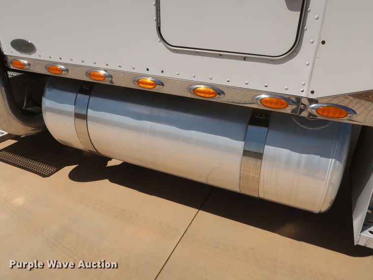 image for item IY9160 2006 Peterbilt 379  semi truck