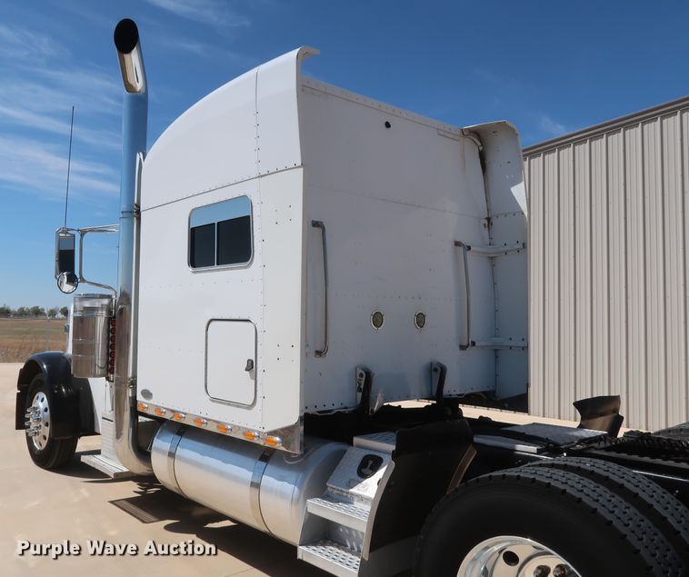 image for item IY9160 2006 Peterbilt 379  semi truck