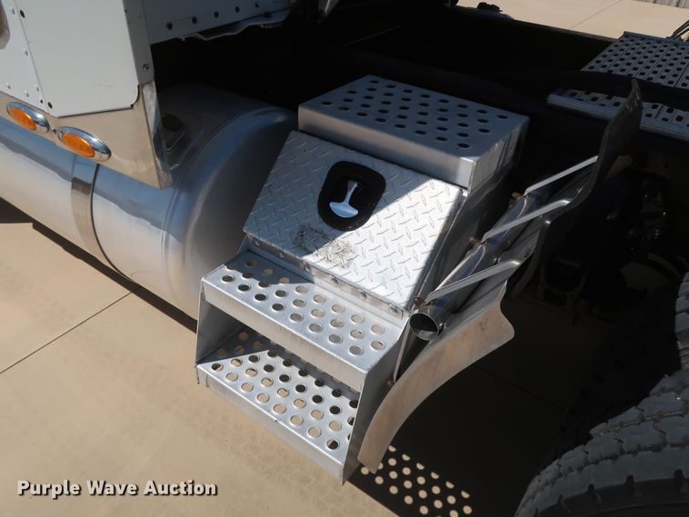 image for item IY9160 2006 Peterbilt 379  semi truck