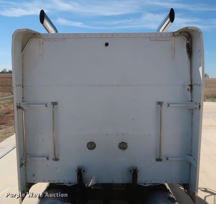 image for item IY9160 2006 Peterbilt 379  semi truck