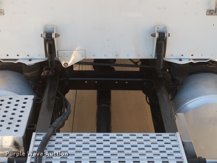 image for item IY9160 2006 Peterbilt 379  semi truck