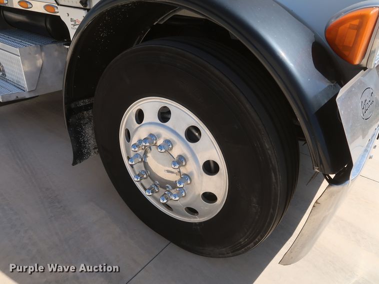 image for item IY9160 2006 Peterbilt 379  semi truck