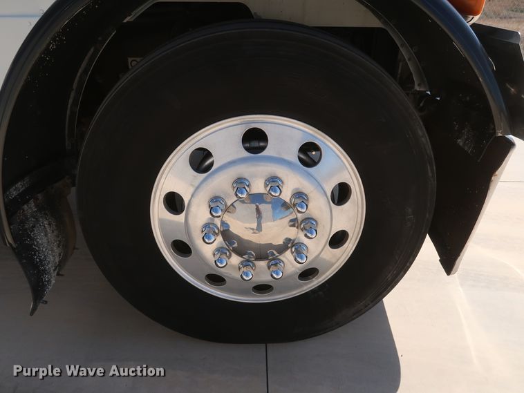 image for item IY9160 2006 Peterbilt 379  semi truck