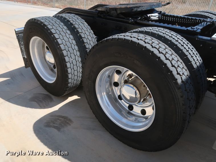 image for item IY9160 2006 Peterbilt 379  semi truck