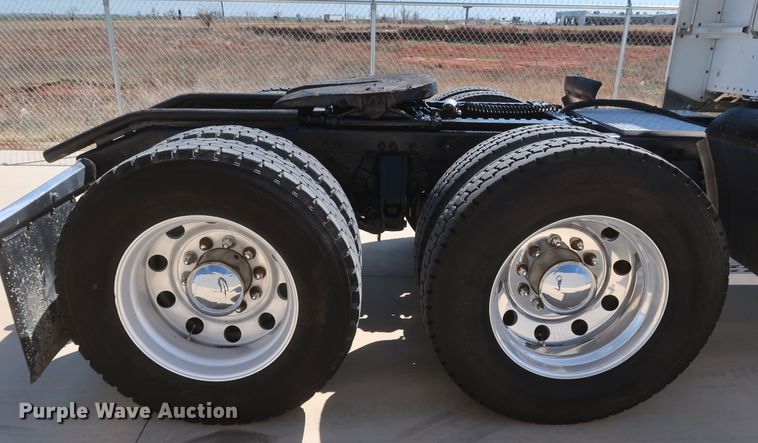 image for item IY9160 2006 Peterbilt 379  semi truck