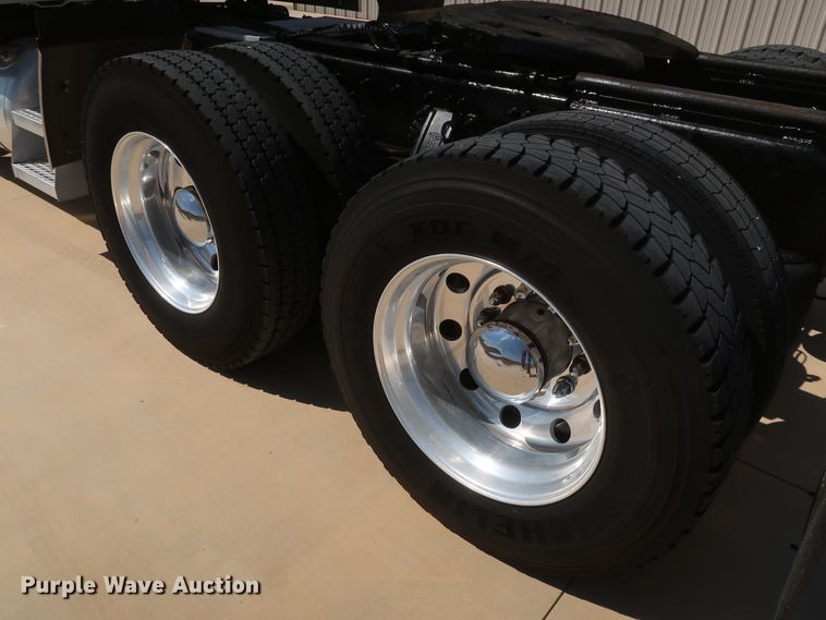 image for item IY9160 2006 Peterbilt 379  semi truck