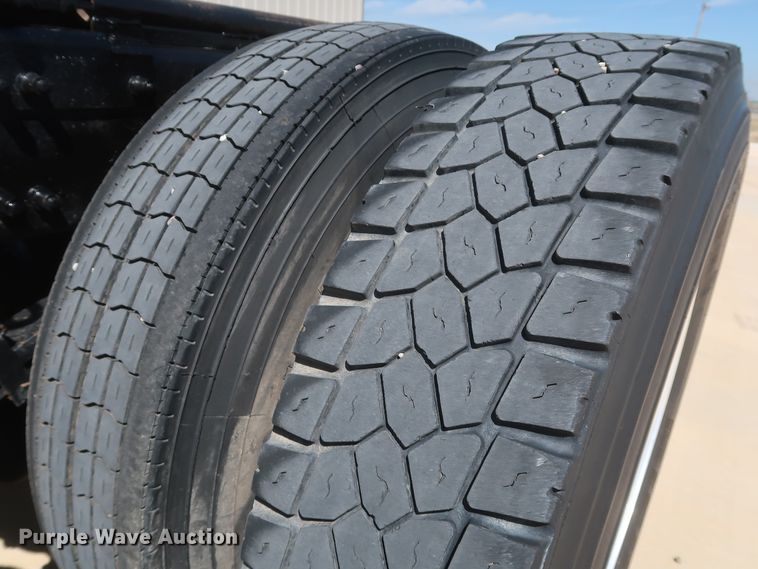 image for item IY9160 2006 Peterbilt 379  semi truck