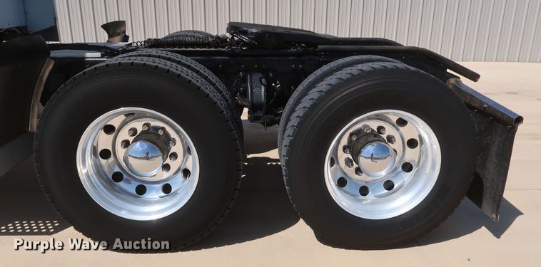 image for item IY9160 2006 Peterbilt 379  semi truck