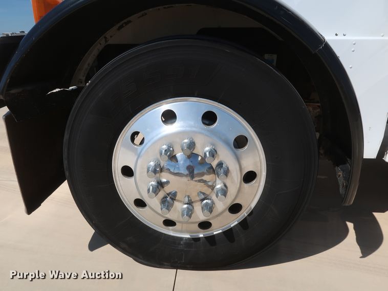 image for item IY9160 2006 Peterbilt 379  semi truck