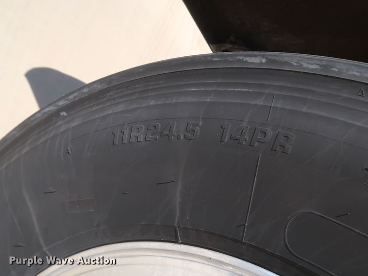 image for item IY9160 2006 Peterbilt 379  semi truck