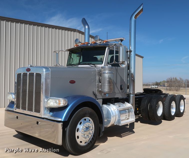 image for item IY9161 2013 Peterbilt 388  semi truck