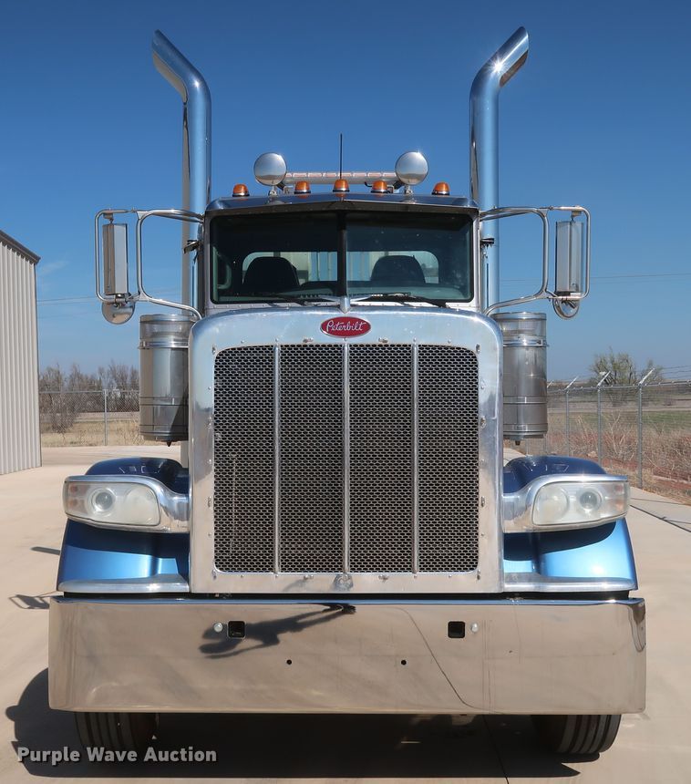 image for item IY9161 2013 Peterbilt 388  semi truck