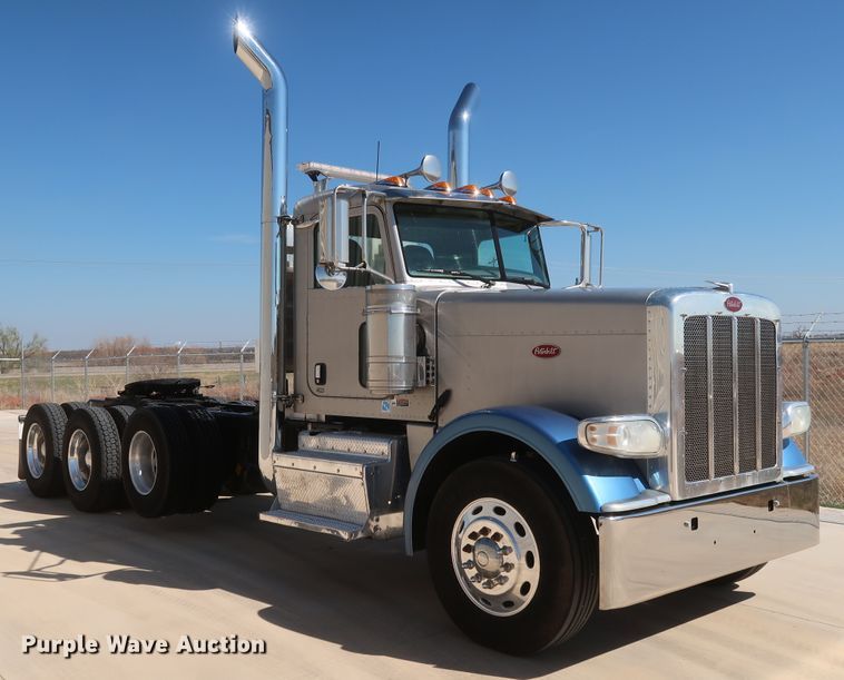 image for item IY9161 2013 Peterbilt 388  semi truck