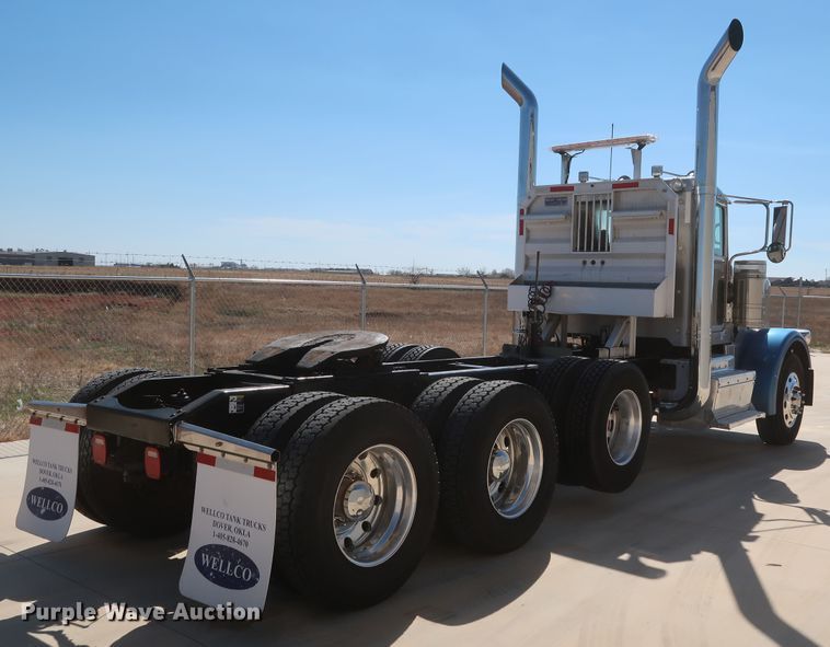 image for item IY9161 2013 Peterbilt 388  semi truck