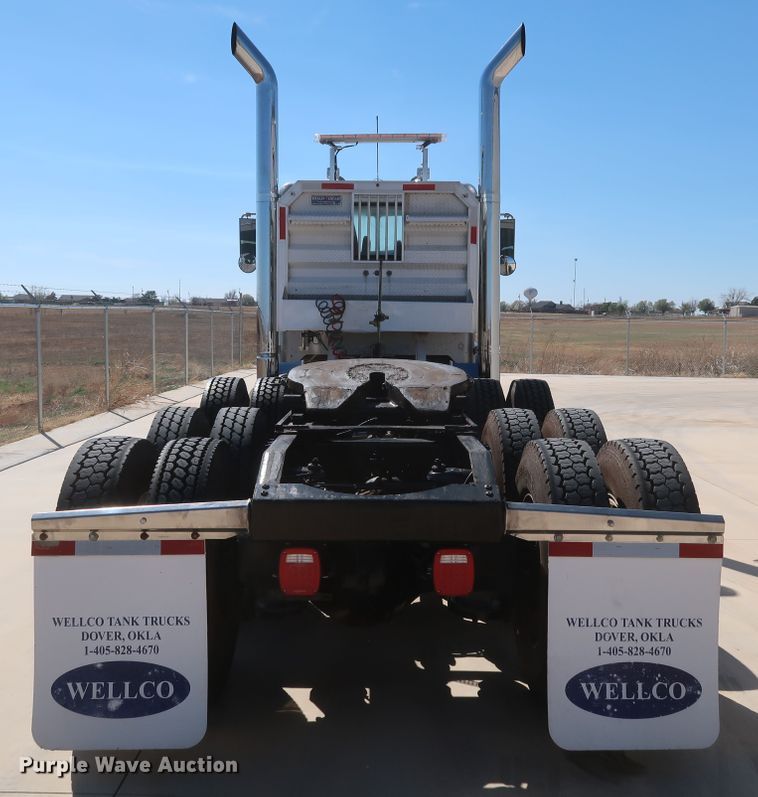 image for item IY9161 2013 Peterbilt 388  semi truck