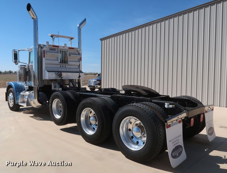 image for item IY9161 2013 Peterbilt 388  semi truck