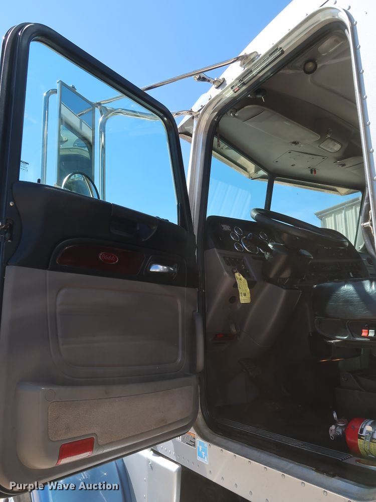 image for item IY9161 2013 Peterbilt 388  semi truck