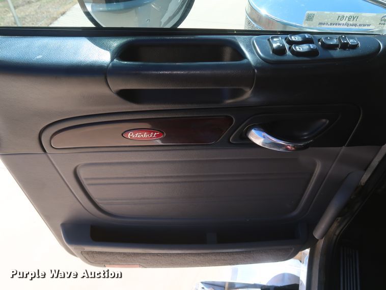 image for item IY9161 2013 Peterbilt 388  semi truck