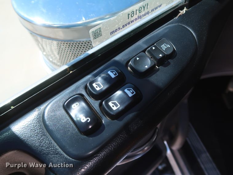 image for item IY9161 2013 Peterbilt 388  semi truck