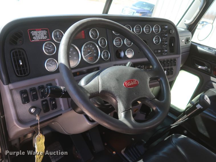 image for item IY9161 2013 Peterbilt 388  semi truck