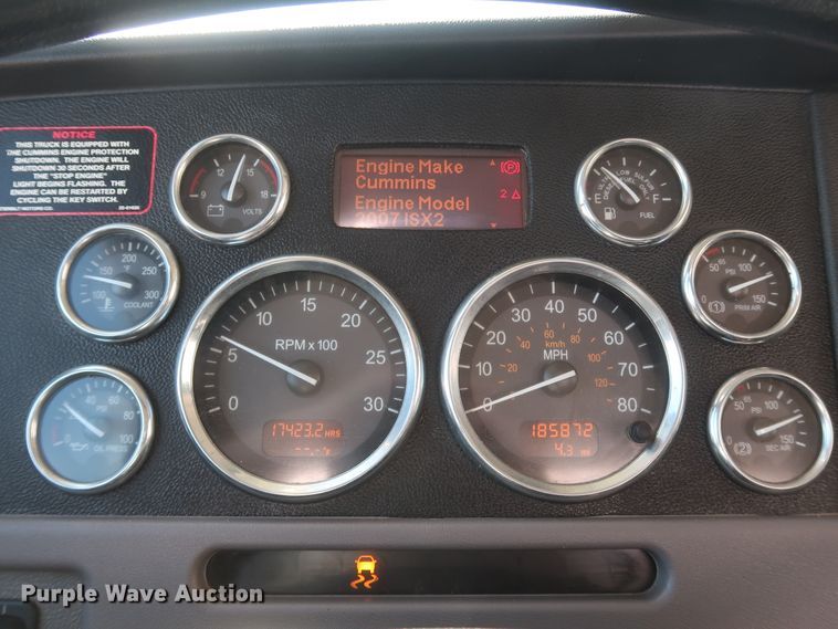 image for item IY9161 2013 Peterbilt 388  semi truck