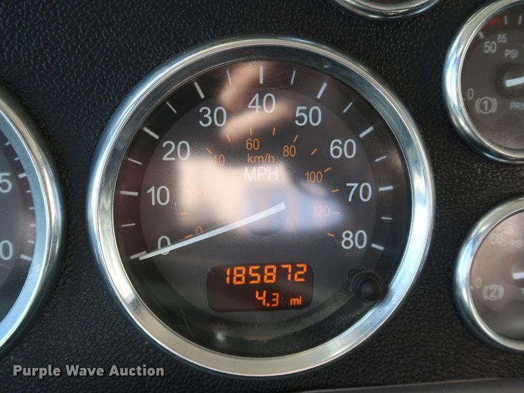 image for item IY9161 2013 Peterbilt 388  semi truck