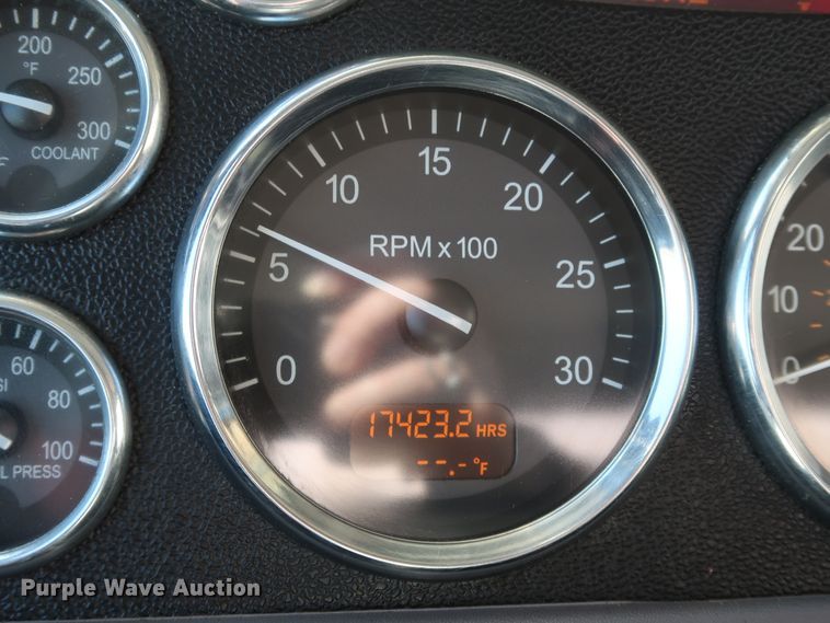 image for item IY9161 2013 Peterbilt 388  semi truck