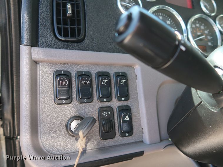 image for item IY9161 2013 Peterbilt 388  semi truck