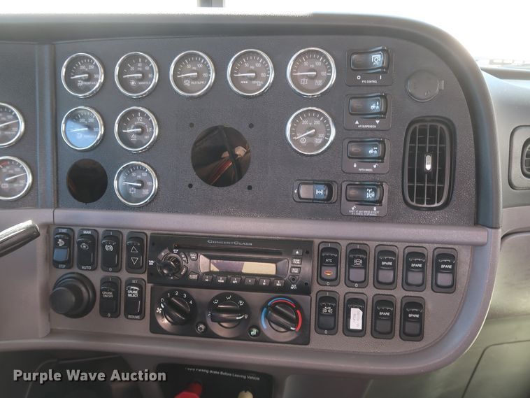 image for item IY9161 2013 Peterbilt 388  semi truck