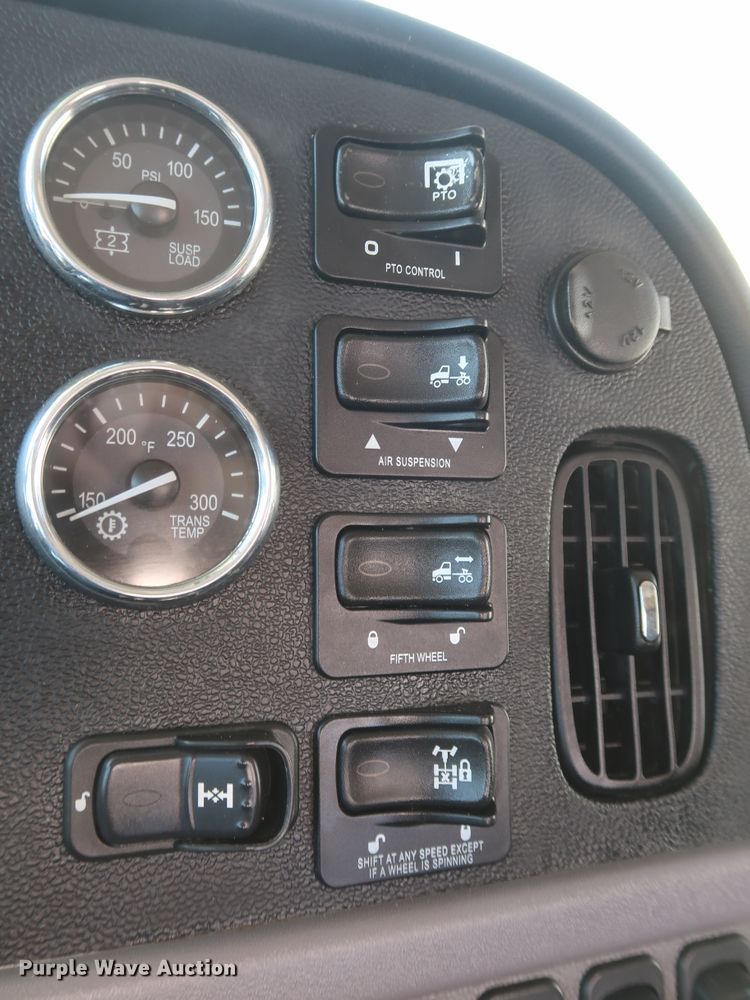 image for item IY9161 2013 Peterbilt 388  semi truck