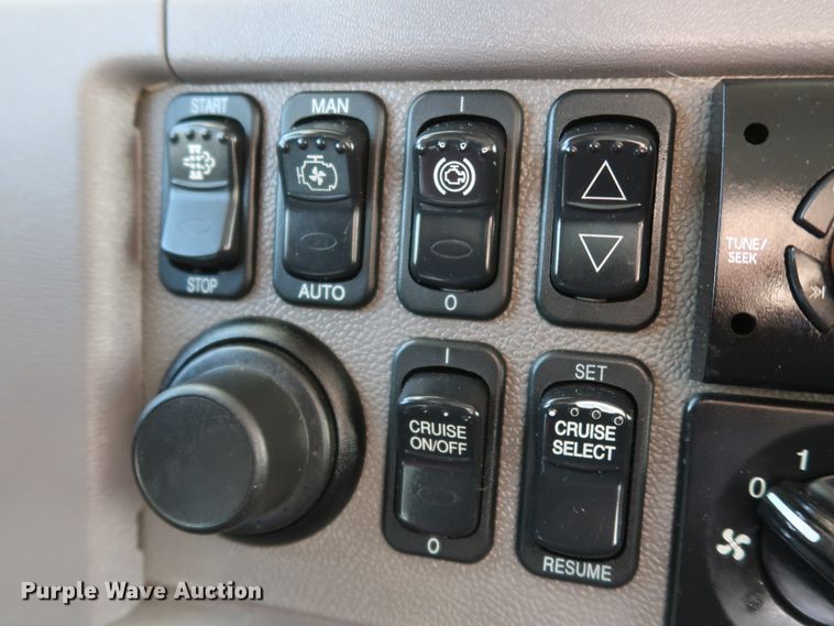 image for item IY9161 2013 Peterbilt 388  semi truck