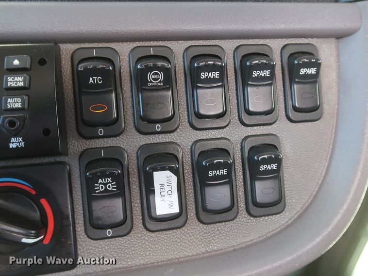 image for item IY9161 2013 Peterbilt 388  semi truck