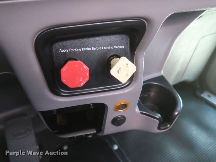 image for item IY9161 2013 Peterbilt 388  semi truck