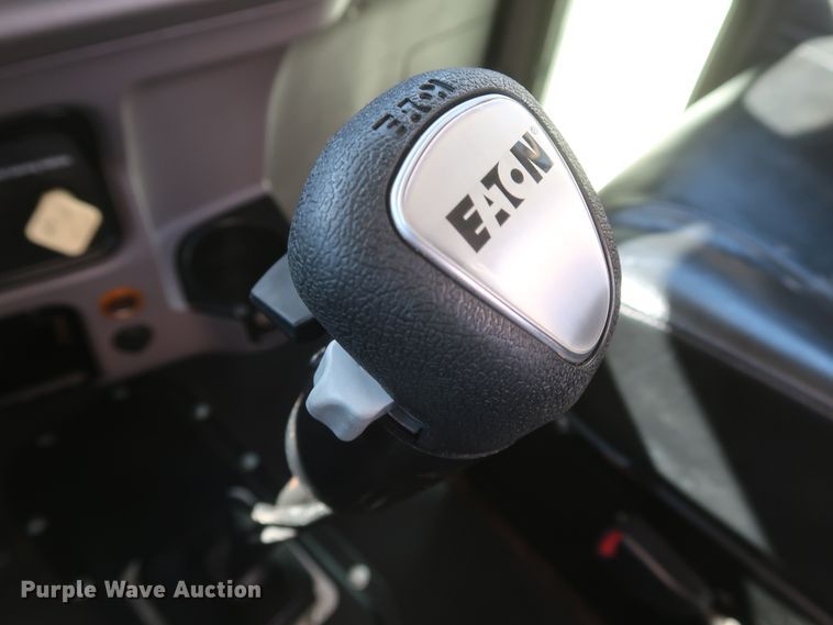 image for item IY9161 2013 Peterbilt 388  semi truck