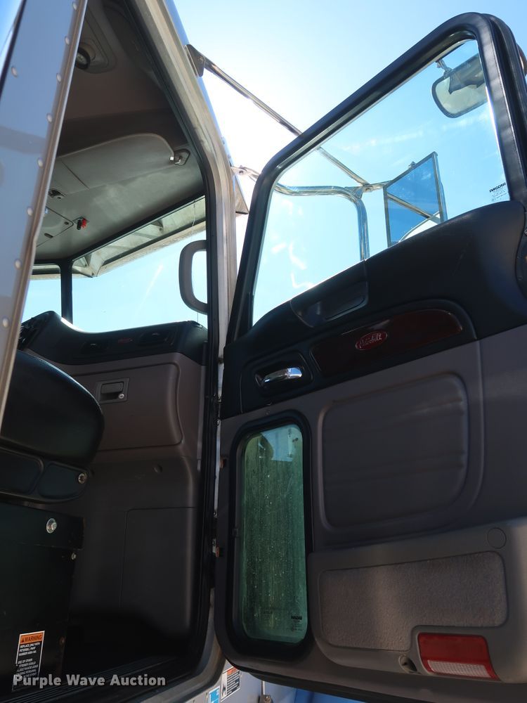 image for item IY9161 2013 Peterbilt 388  semi truck