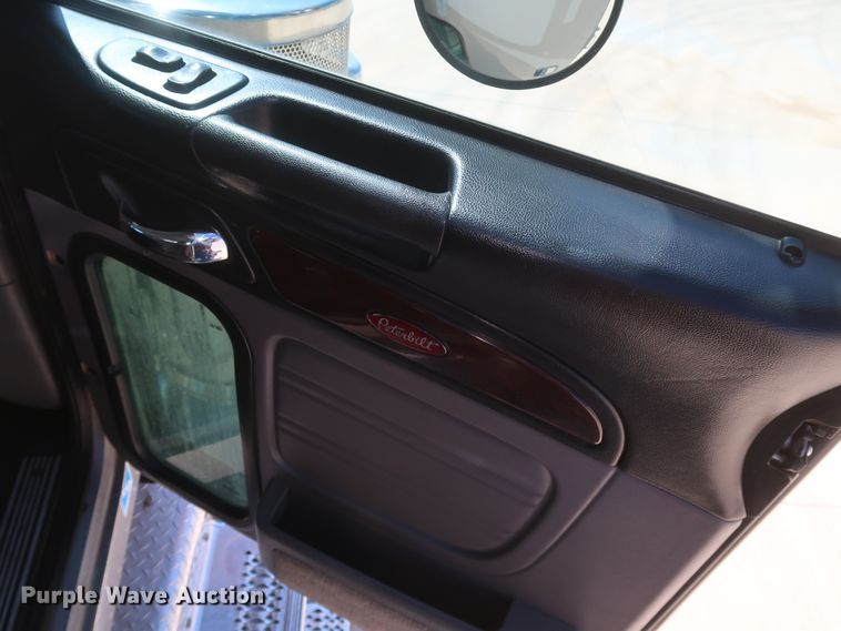 image for item IY9161 2013 Peterbilt 388  semi truck