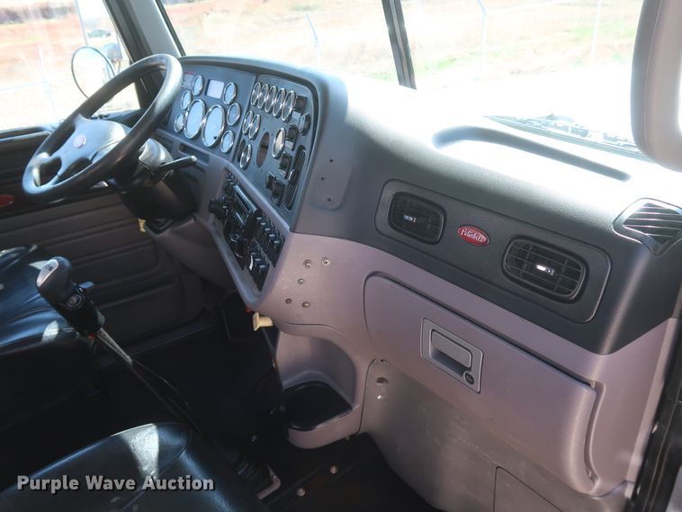 image for item IY9161 2013 Peterbilt 388  semi truck