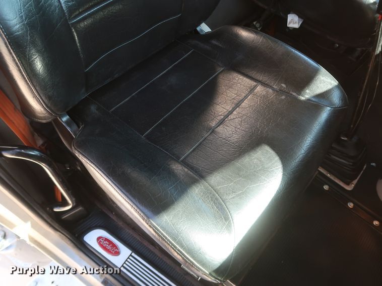 image for item IY9161 2013 Peterbilt 388  semi truck