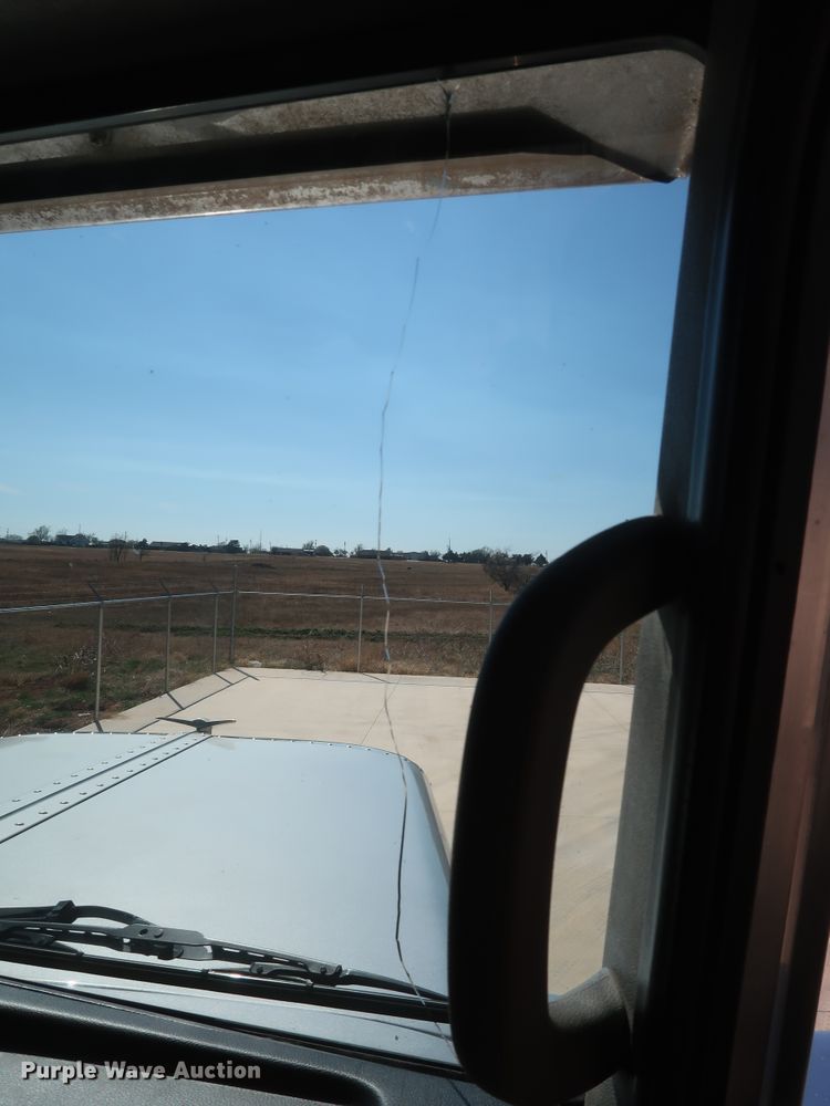 image for item IY9161 2013 Peterbilt 388  semi truck