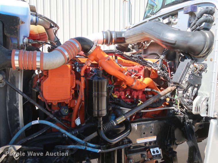 image for item IY9161 2013 Peterbilt 388  semi truck