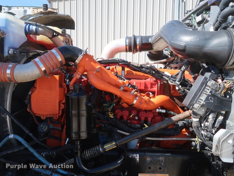 image for item IY9161 2013 Peterbilt 388  semi truck