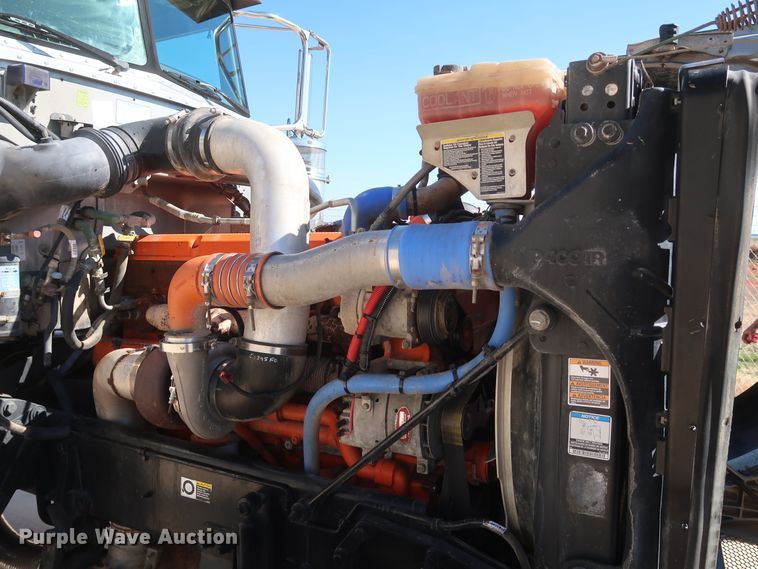 image for item IY9161 2013 Peterbilt 388  semi truck