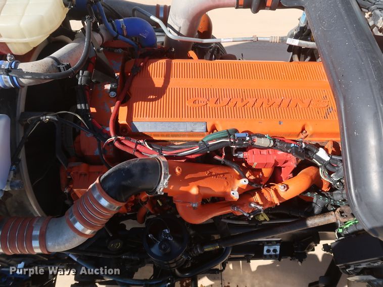 image for item IY9161 2013 Peterbilt 388  semi truck