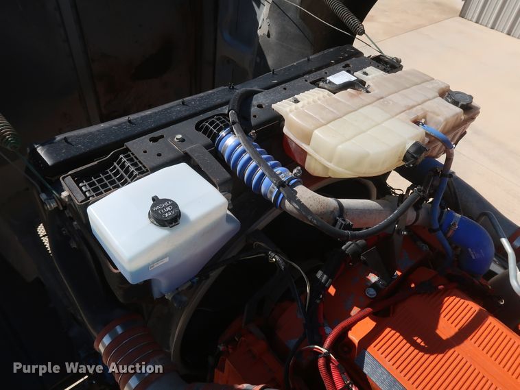 image for item IY9161 2013 Peterbilt 388  semi truck