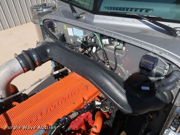 image for item IY9161 2013 Peterbilt 388  semi truck