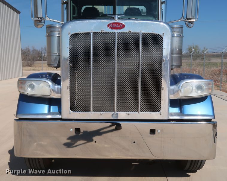 image for item IY9161 2013 Peterbilt 388  semi truck