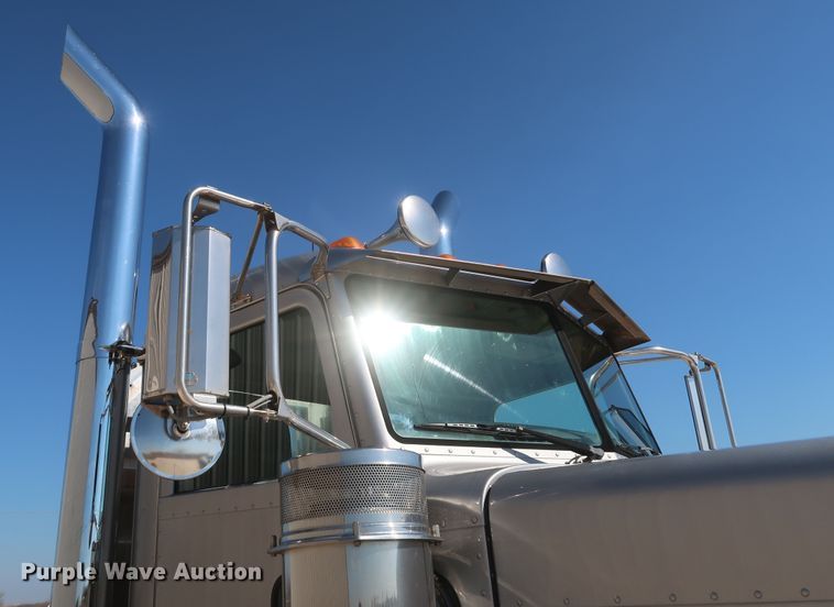 image for item IY9161 2013 Peterbilt 388  semi truck