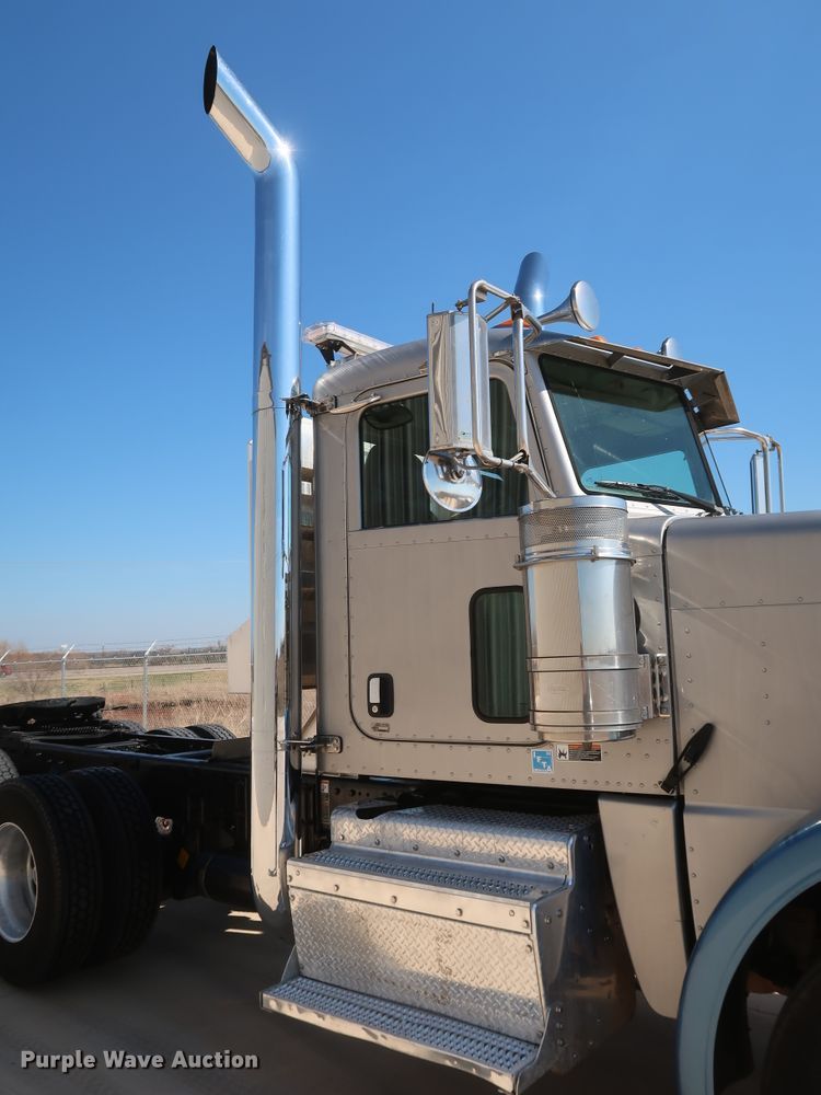 image for item IY9161 2013 Peterbilt 388  semi truck