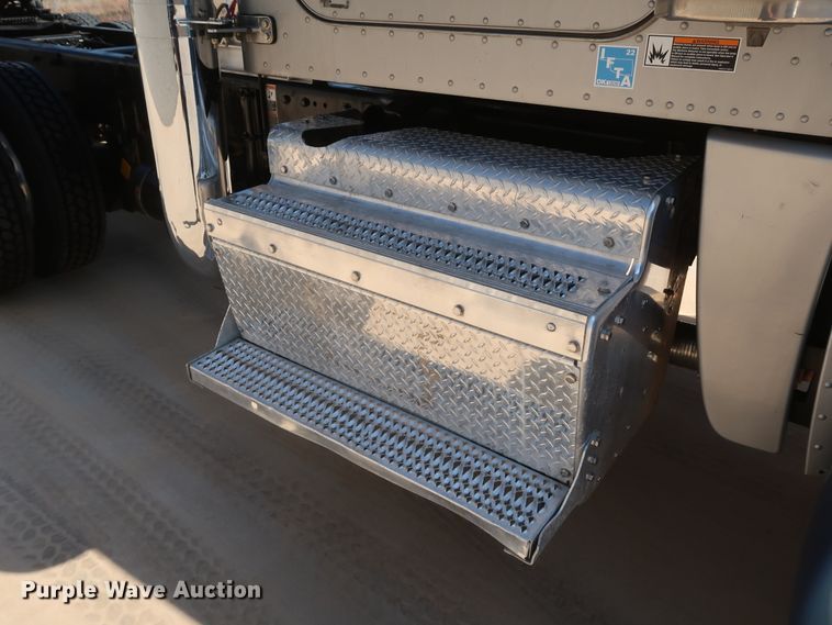 image for item IY9161 2013 Peterbilt 388  semi truck