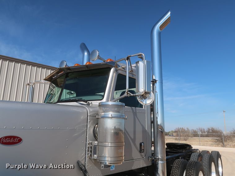 image for item IY9161 2013 Peterbilt 388  semi truck